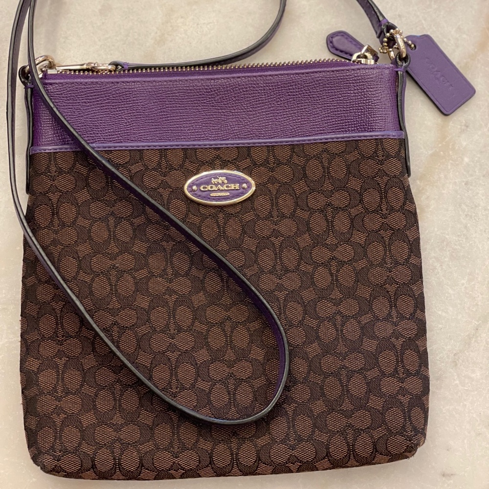 Coach cross body purse color purple and brown E1432